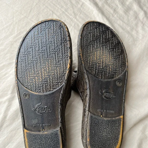 SANDALS! - Picture 2 of 5